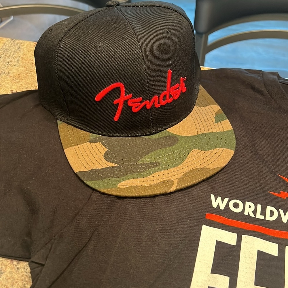 Fender Black and Red T-Shirt with Camo Snap Back Cap NWT - Picture 2 of 4